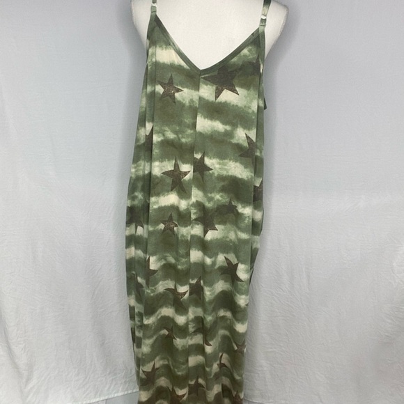 Zenana Outfitters Dresses & Skirts - Zenana Outfitters (NWOT) Green with stars, adjustable straps pockets dress 1X
